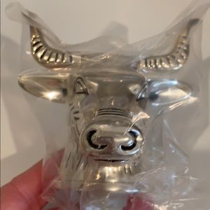 Bull and Bear wine stopper set